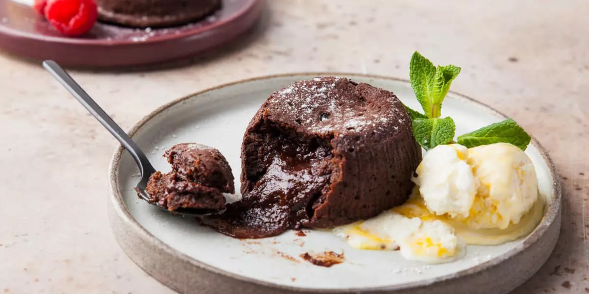 Шоколадный фондан с мороженым — фото